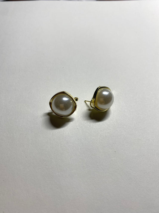 Small synthetic pearl earrings