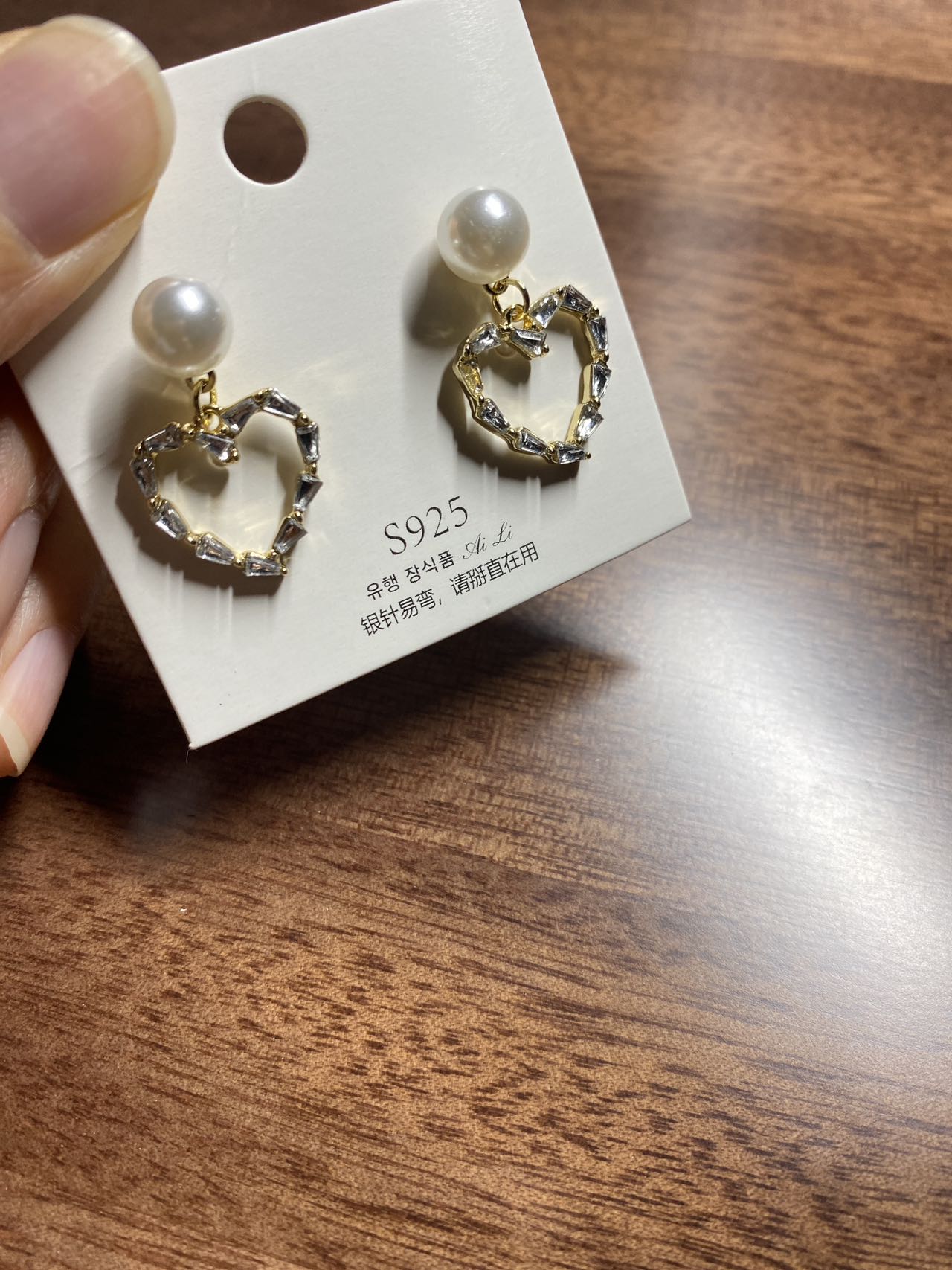 Heart-shaped synthetic pearl earrings