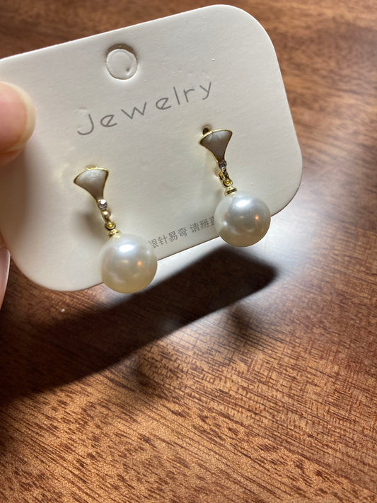 Simple synthetic pearl earrings