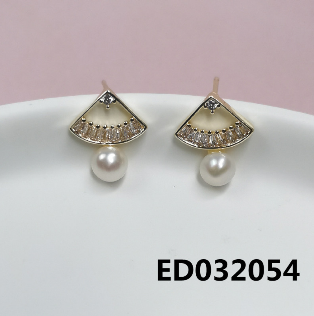 Scalloped micro-set pearl stud earrings