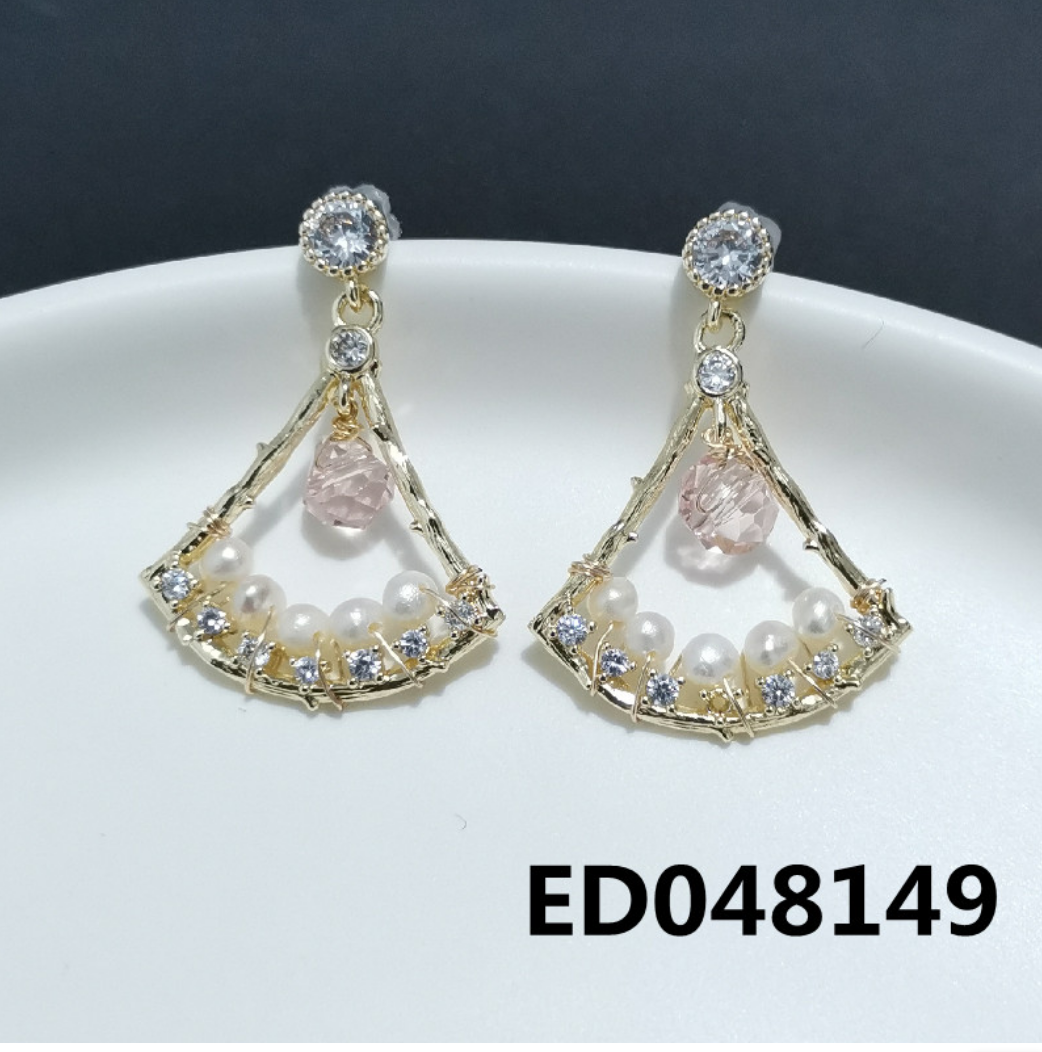 Micro-set zircon fan-shaped pearl stud earrings