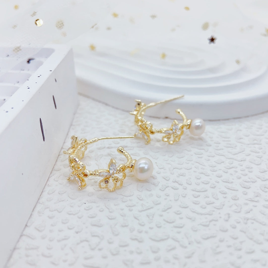 Princess's crown pearl stud earrings