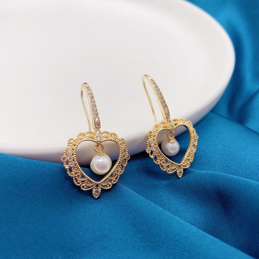 Lace heart-shaped pearl stud earrings